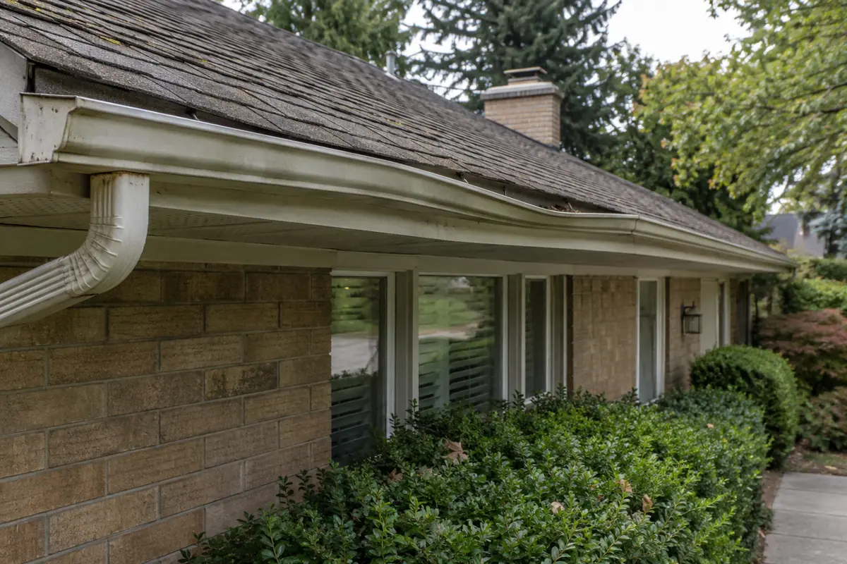 Sagging eavestrough with a loose support hanger